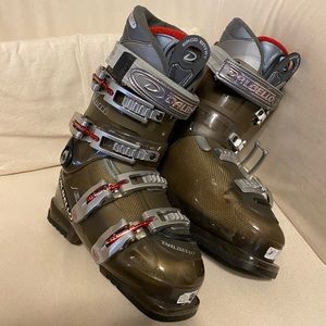Snowboard boots